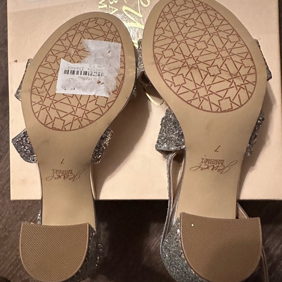 Jewel
BADGLEY MISCHKA
Cook Metallic Glitter Heels Formal Shoes size 7.5 7 1/2 - Picture 11 of 12